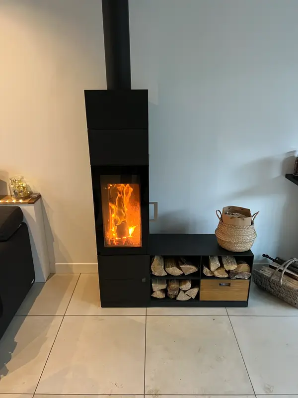 Poêle à bois moderne avec flammes